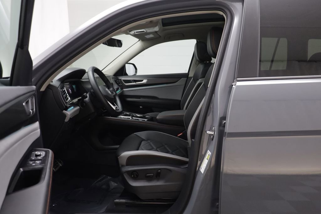 Used 2025 Volkswagen Atlas Peak Edition SE AWD/4WD image 6