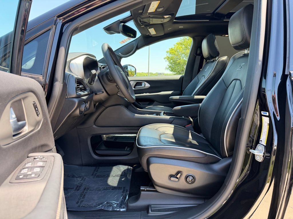 Used 2024 Chrysler Pacifica Limited w/ S Appearance Package AWD/4WD image 2