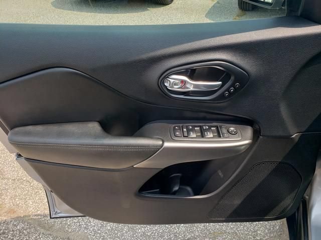 Used 2019 Jeep Cherokee Limited w/ Trailer Tow Group AWD/4WD image 12
