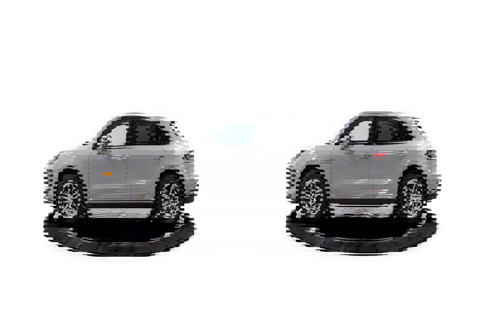 Certified 2026 Porsche Macan AWD/4WD image 2