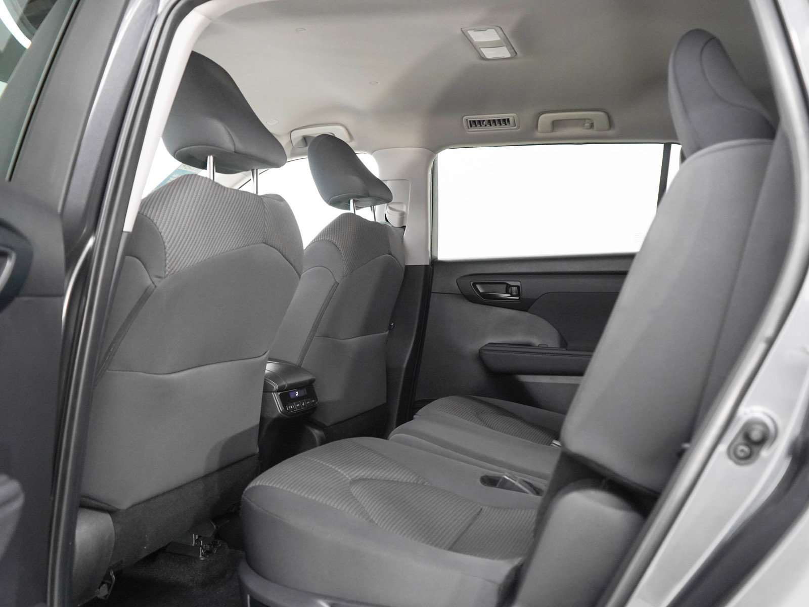 Used 2024 Toyota Highlander LE FWD image 18