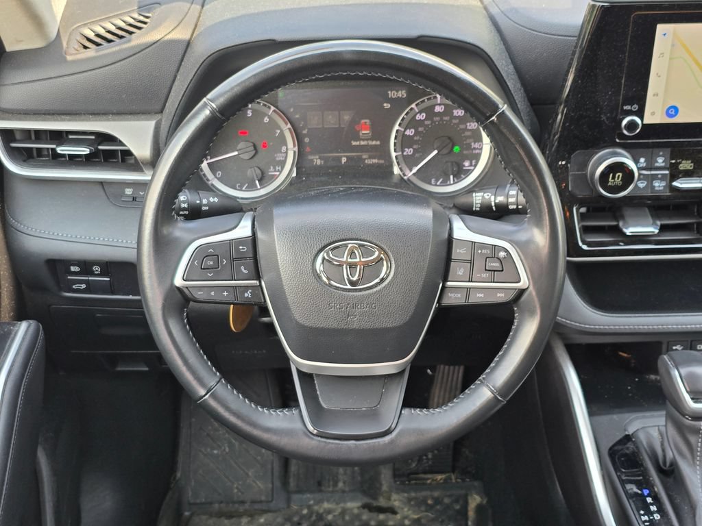 Used 2023 Toyota Highlander LE FWD image 7