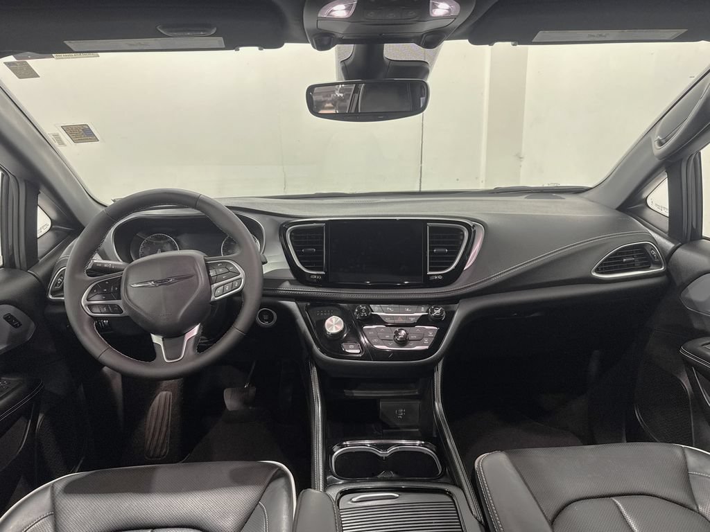 Used 2026 Chrysler Pacifica Limited FWD image 2