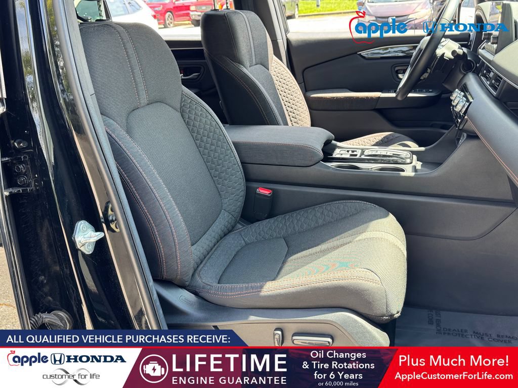 Used 2025 Honda Pilot Sport image 21