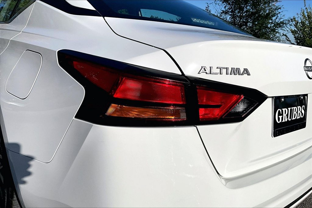 Used 2025 Nissan Altima 2.5 SV FWD image 39