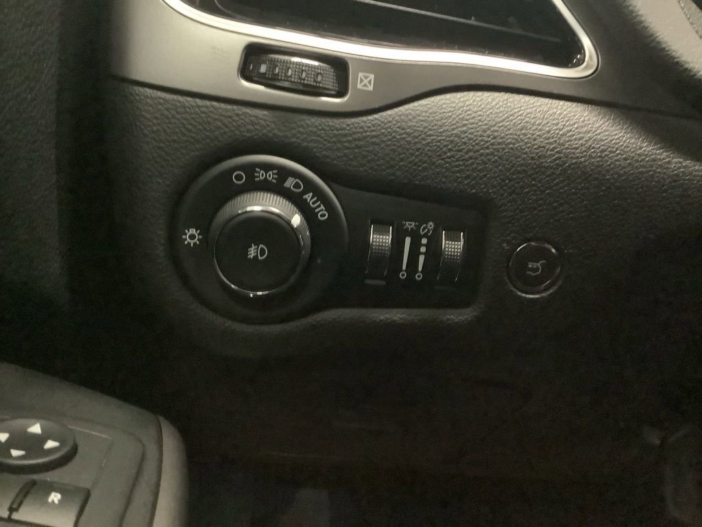 Used 2019 Jeep Cherokee Limited image 15