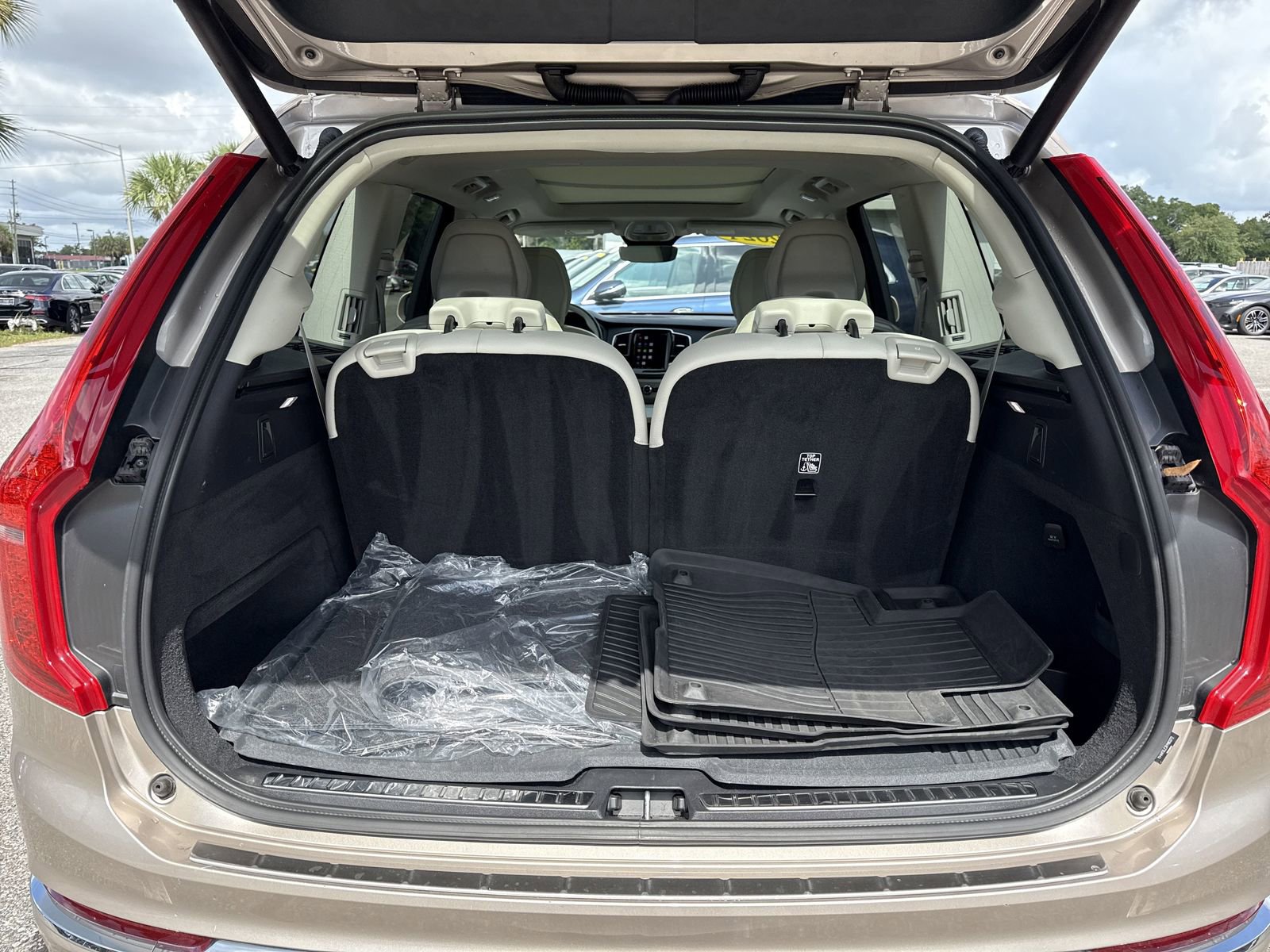 Used 2024 Volvo XC90 T8 Plus w/ Protection Package Premier image 34