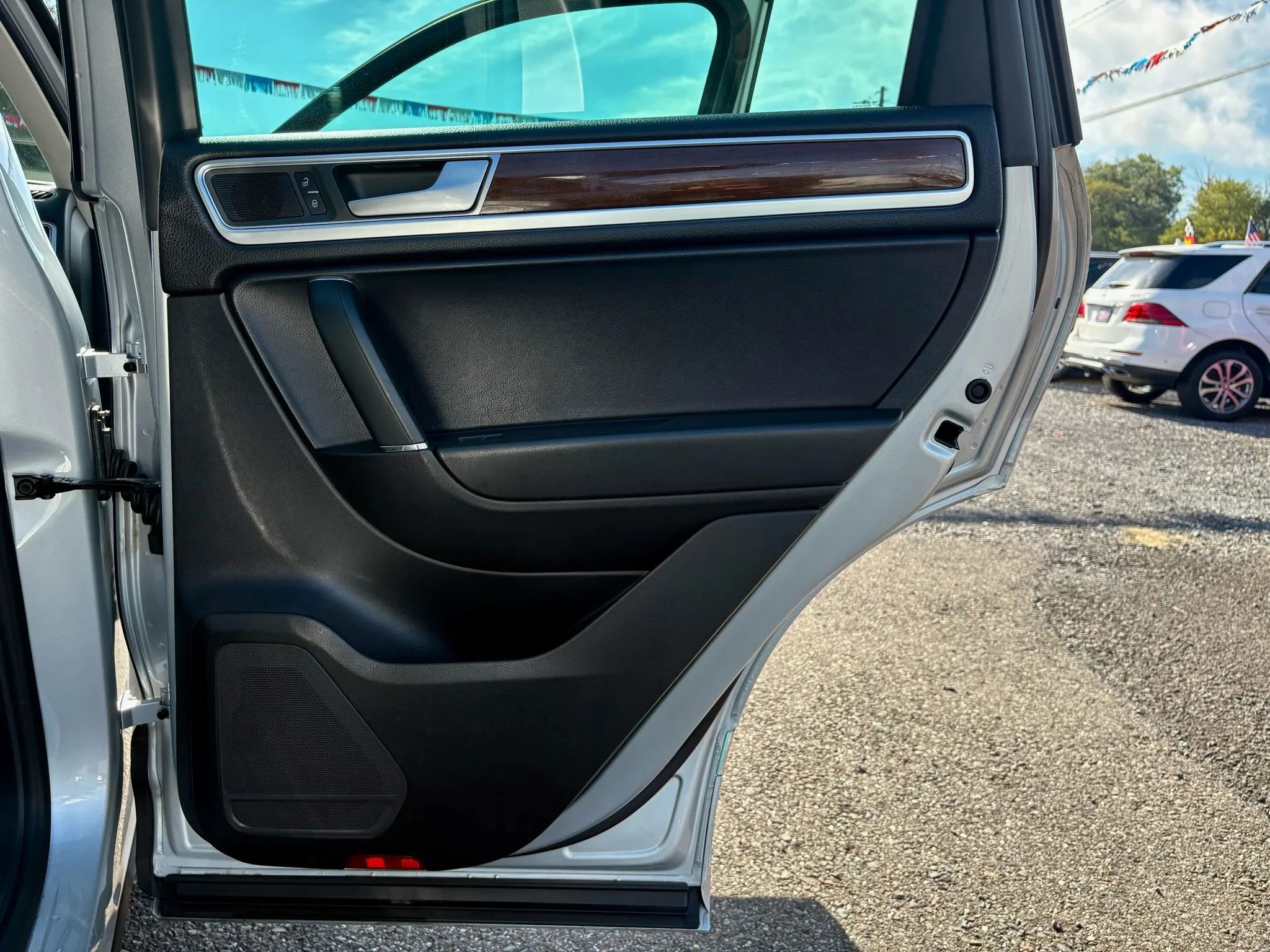 Used 2015 Volkswagen Touareg VR6 image 14