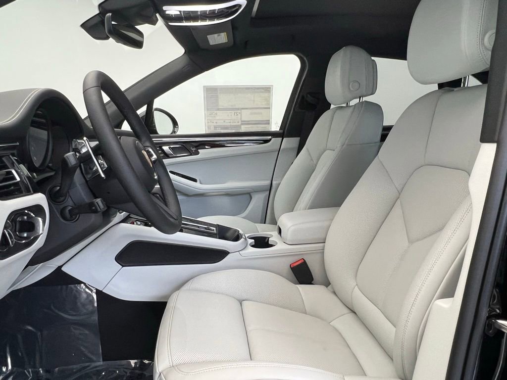 Certified 2025 Porsche Macan AWD/4WD image 5