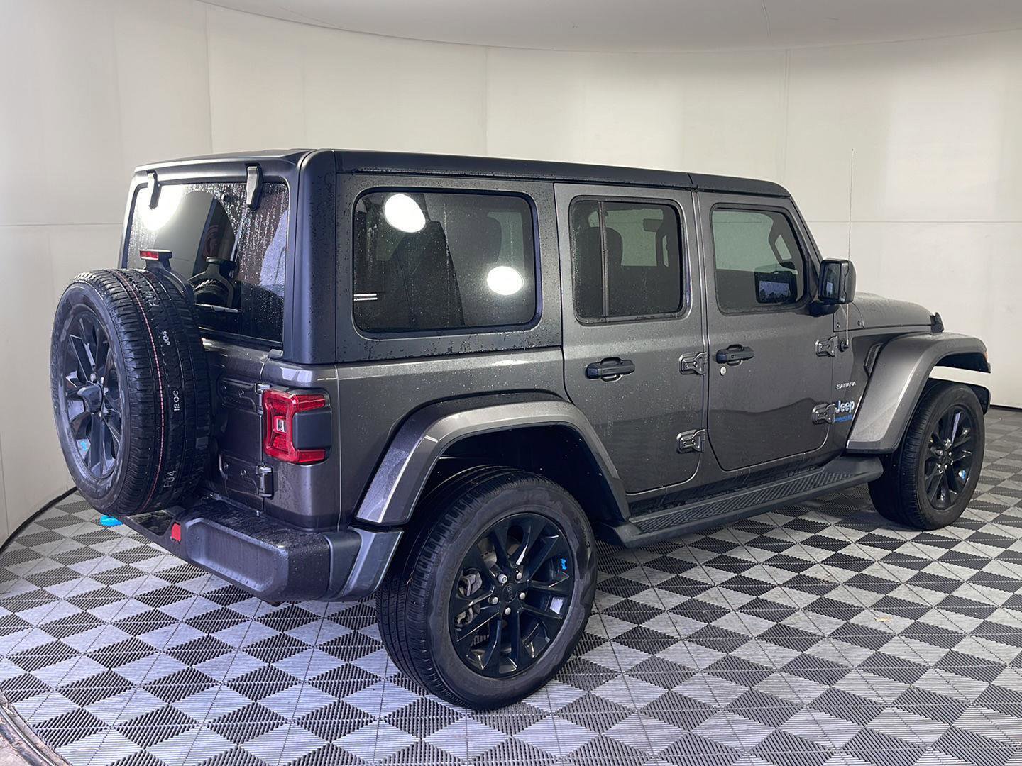 Used 2022 Jeep Wrangler Unlimited Sahara w/ Cold Weather Group AWD/4WD image 6