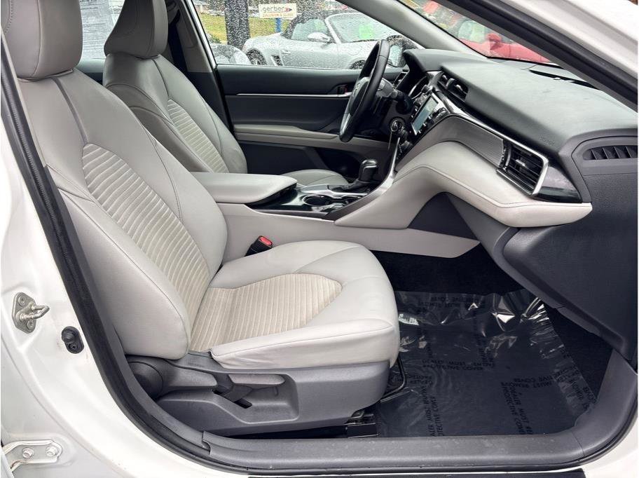 Used 2020 Toyota Camry SE FWD image 11
