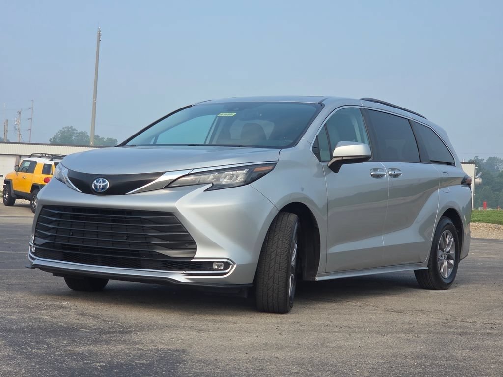 Used 2024 Toyota Sienna XLE FWD image 22