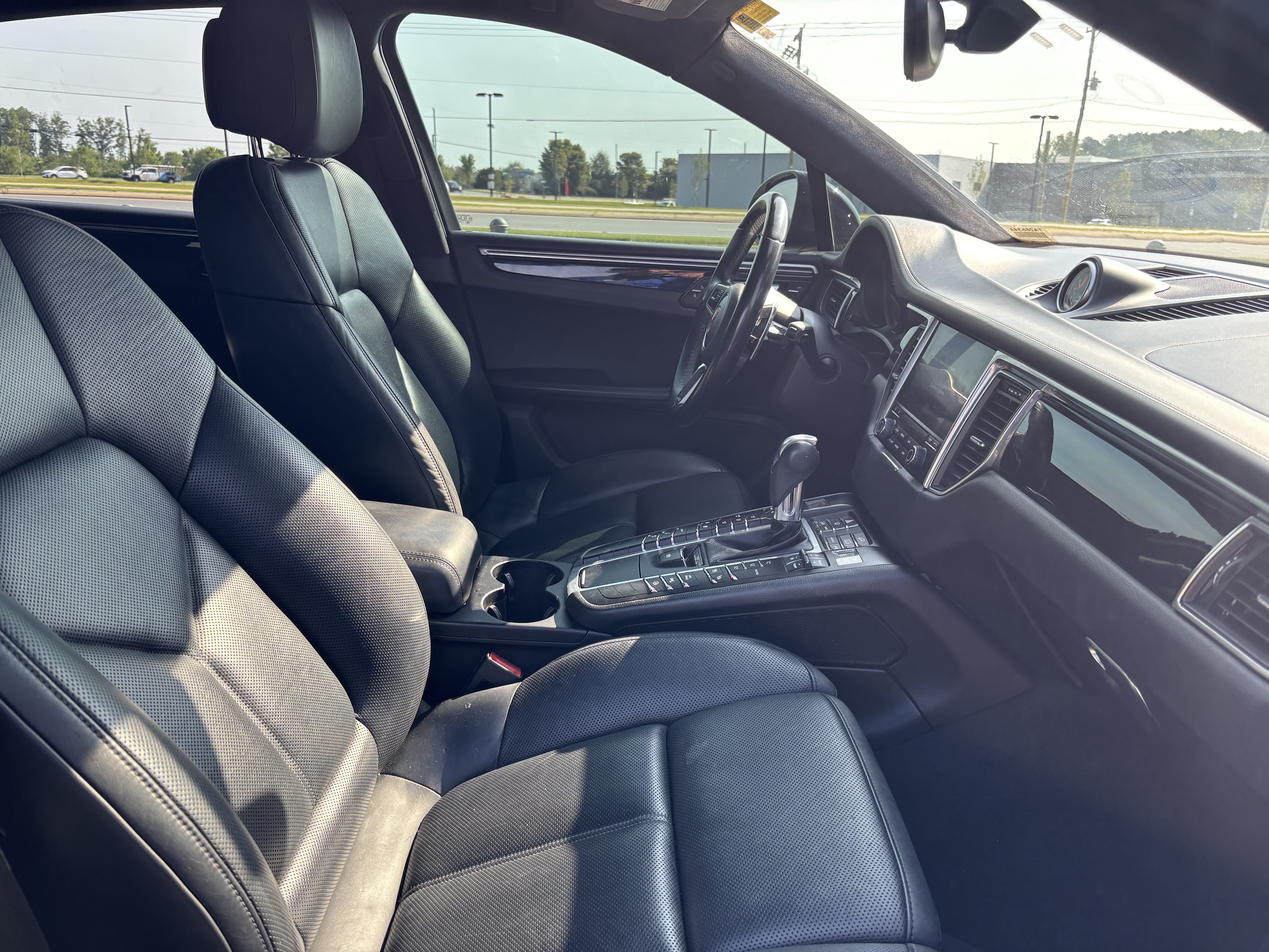 Used 2018 Porsche Macan Turbo AWD/4WD image 35