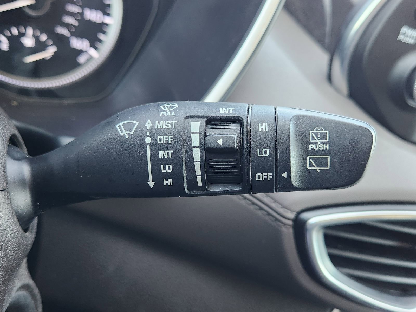 Used 2020 Hyundai Santa Fe SE image 25