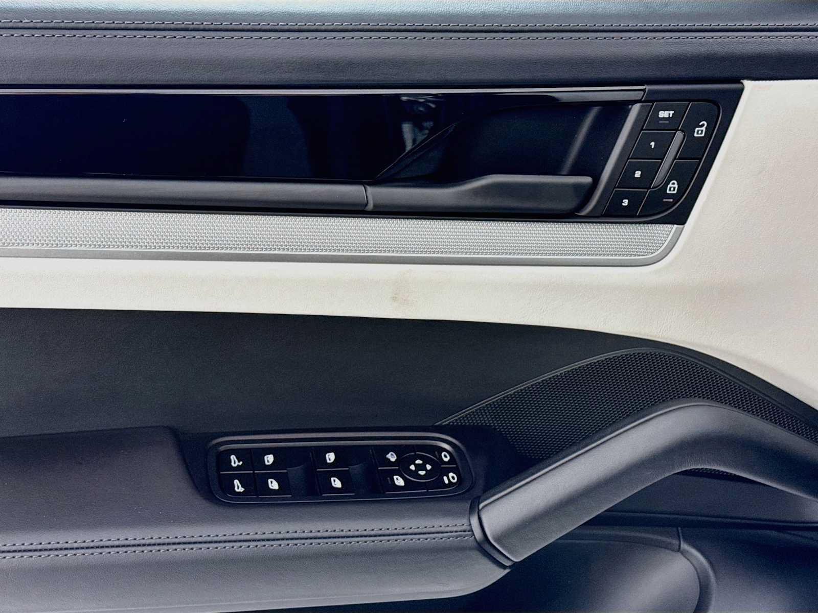 Certified 2025 Porsche Cayenne S AWD/4WD image 11
