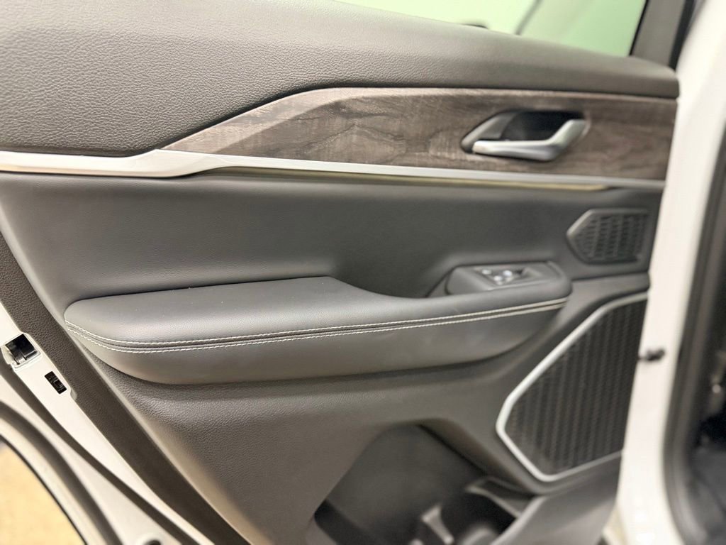 Used 2023 Jeep Grand Cherokee Limited w/ Black Appearance Package image 21
