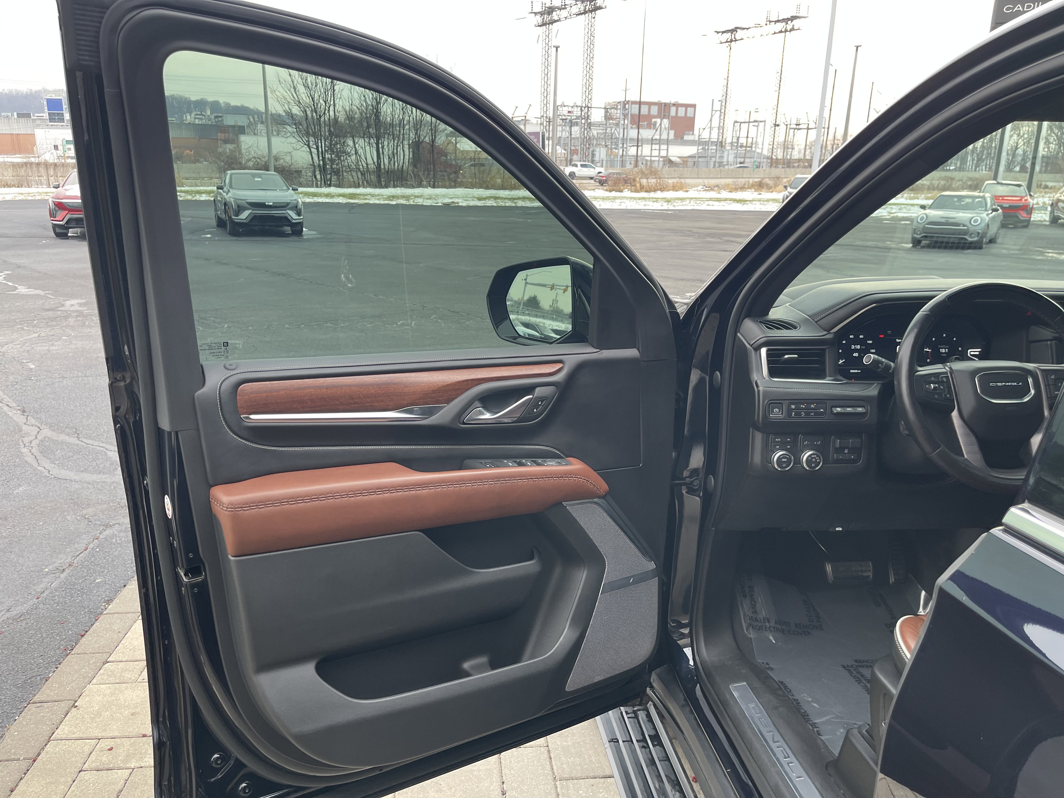 Used 2023 GMC Yukon Denali Ultimate image 18