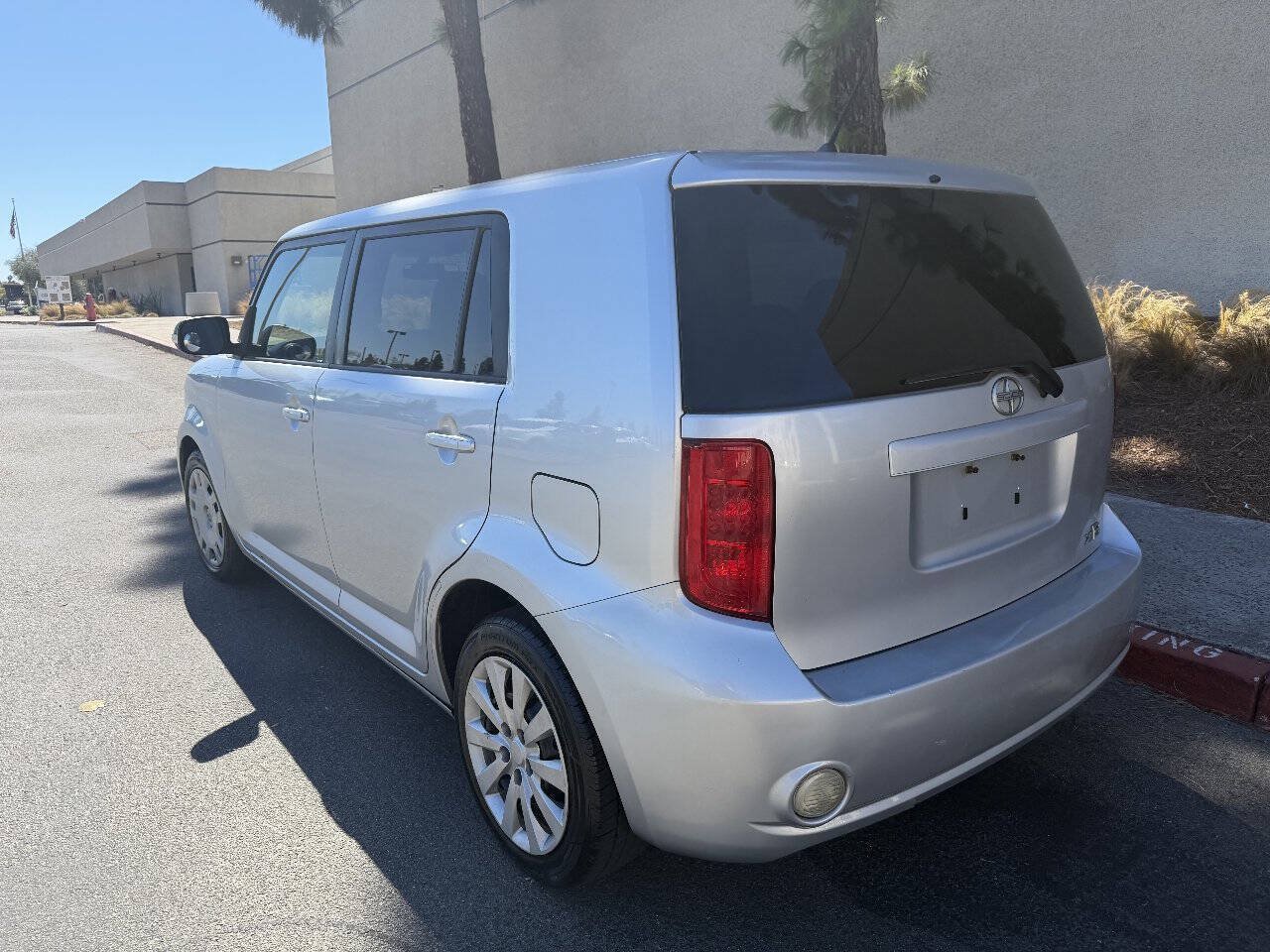 Used 2010 Scion xB FWD image 2