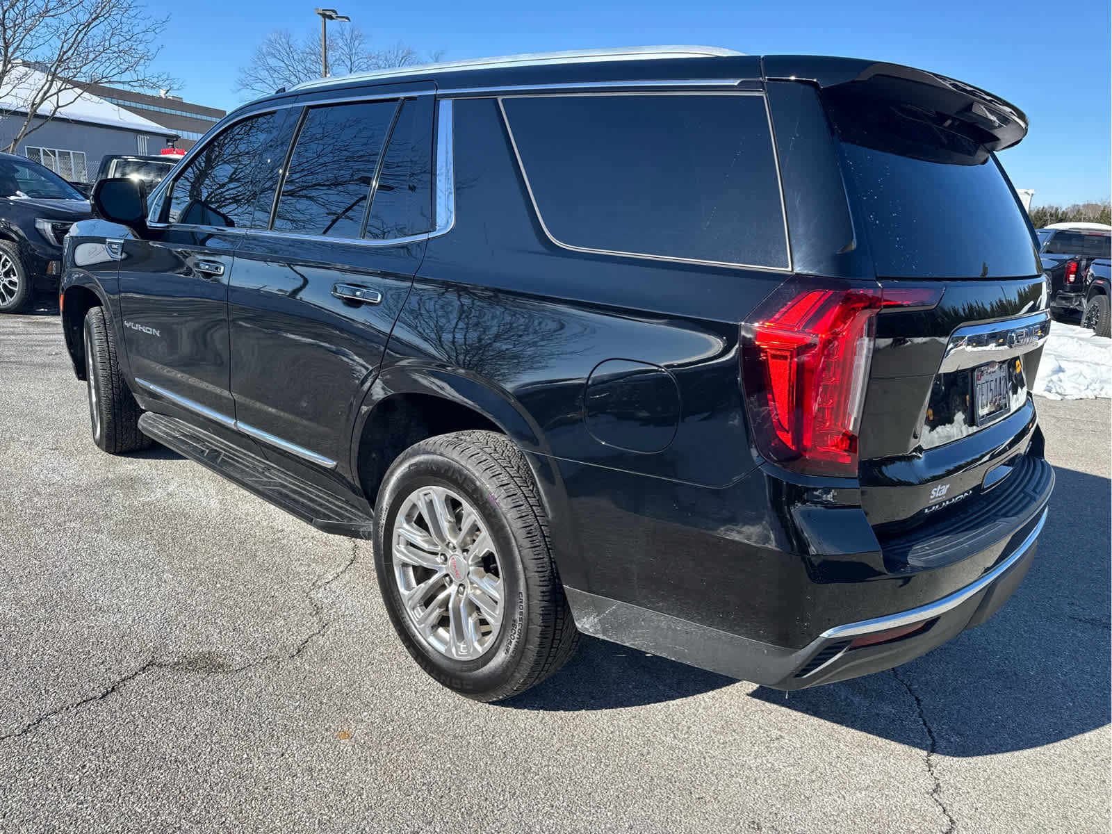 Used 2021 GMC Yukon SLT w/ SLT Premium Package image 4