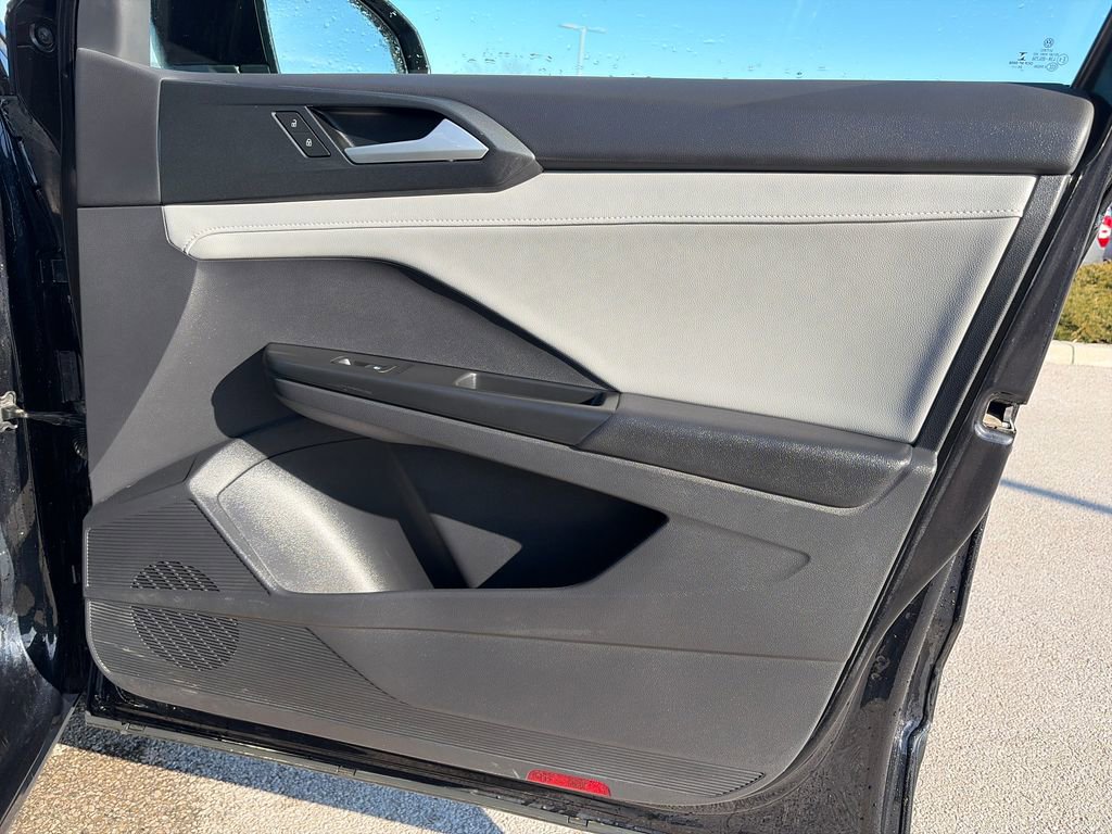 Used 2022 Volkswagen Taos SEL image 9