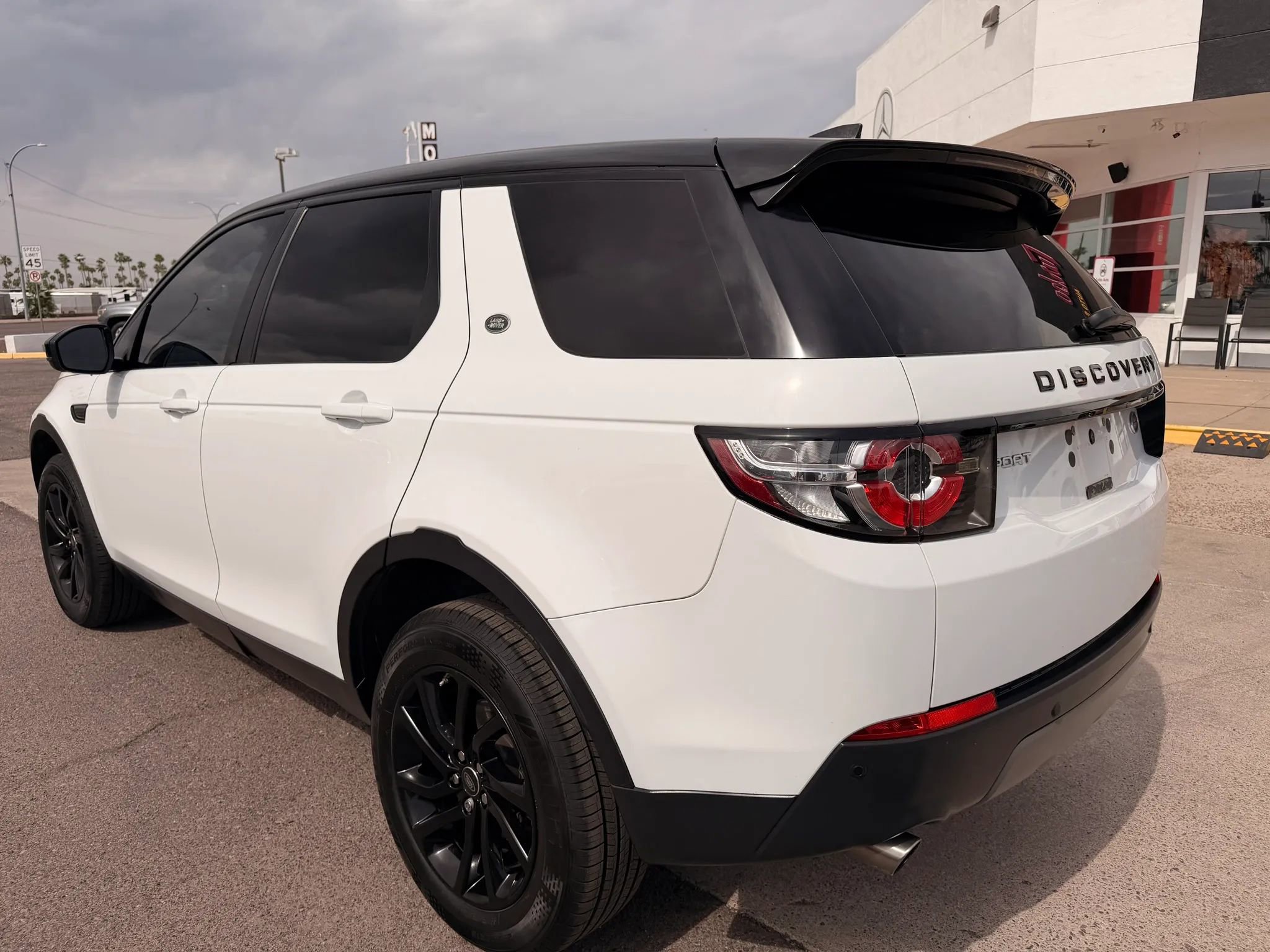 Used 2017 Land Rover Discovery Sport SE image 7