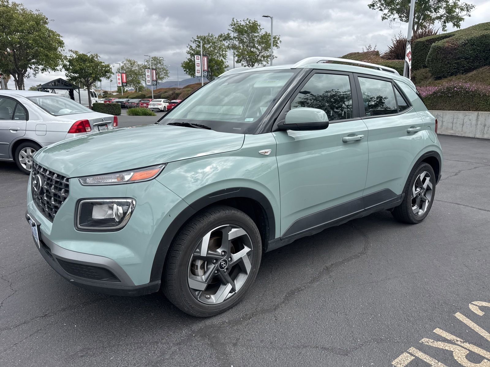 Used 2025 Hyundai Venue SEL FWD image 3