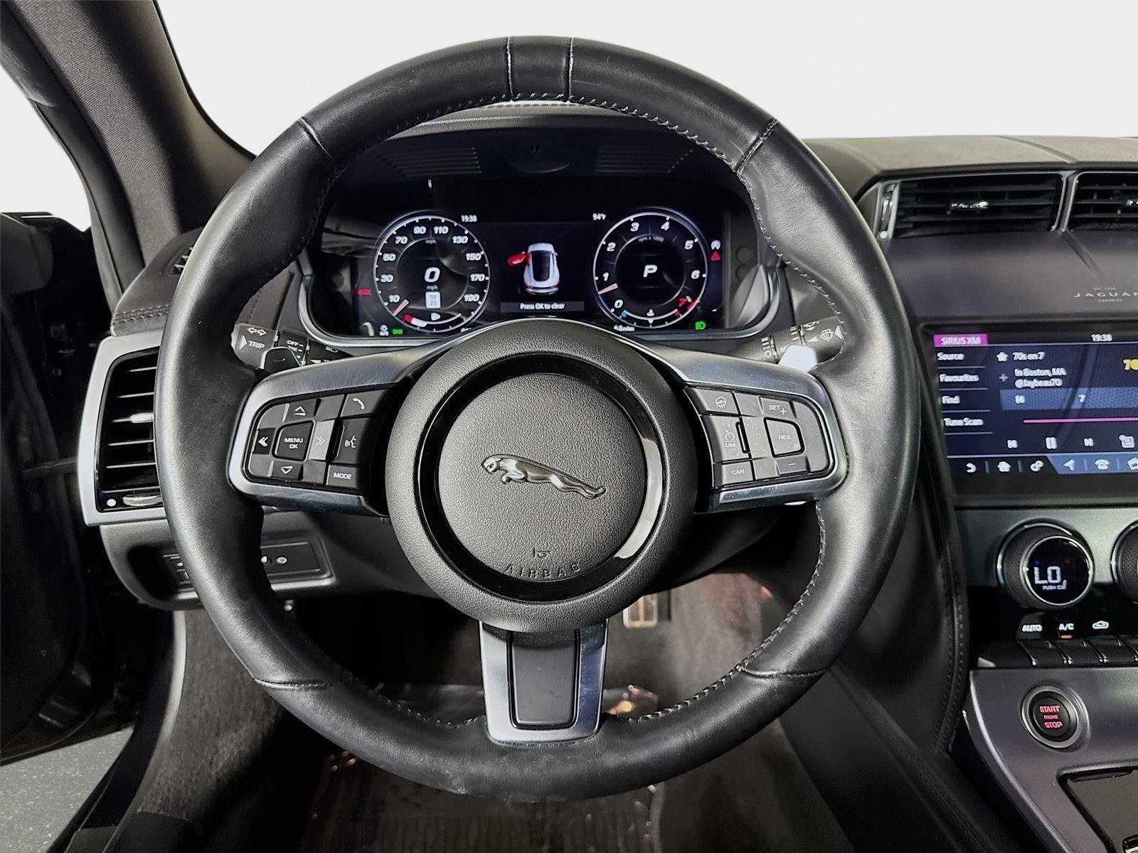 Used 2022 Jaguar F-TYPE Coupe RWD image 12