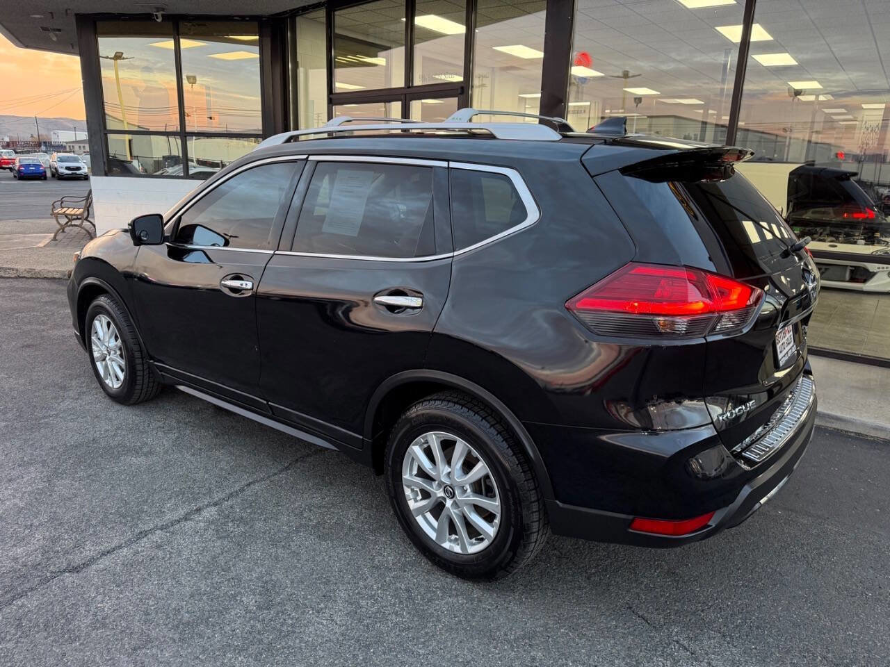 Used 2017 Nissan Rogue SV image 3
