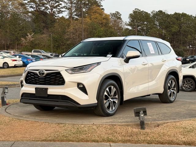 Used 2021 Toyota Highlander XLE FWD image 3