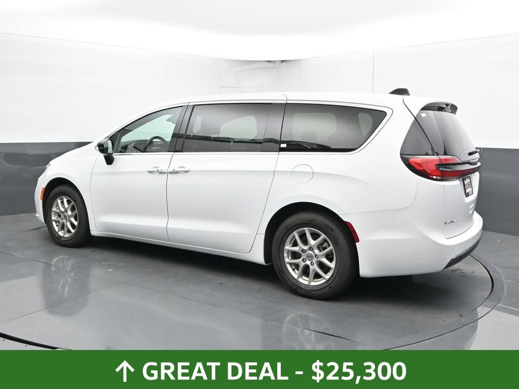 Used 2025 Chrysler Pacifica Select FWD image 11