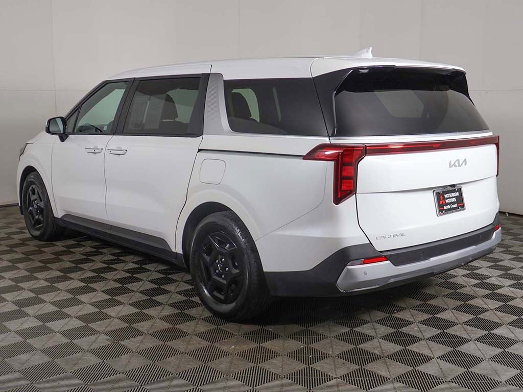Used 2025 Kia Carnival FWD image 10