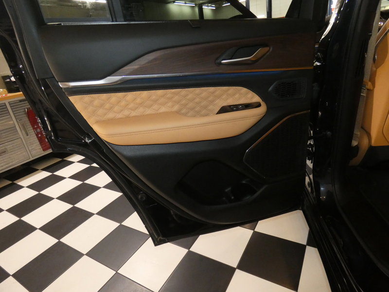 Used 2024 Jeep Grand Cherokee Summit w/ Luxury Tech Group V image 30