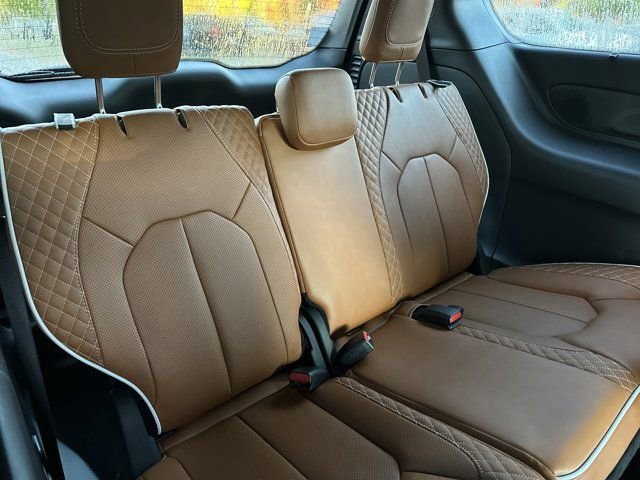 New 2026 Chrysler Pacifica Pinnacle image 16
