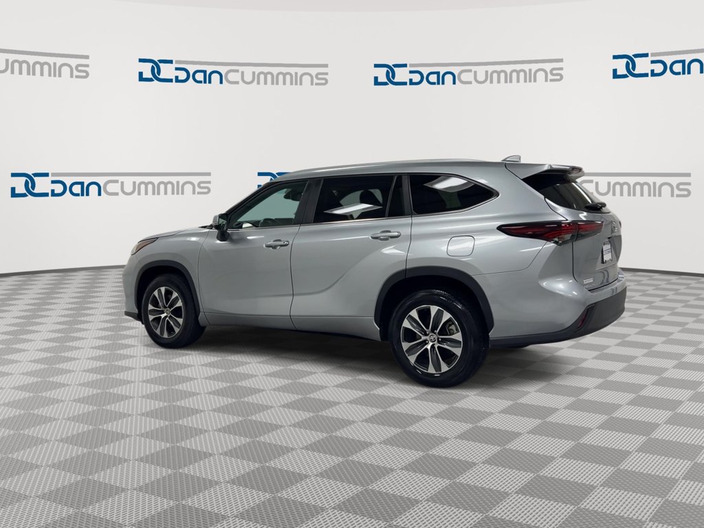 Used 2024 Toyota Highlander XLE FWD image 6