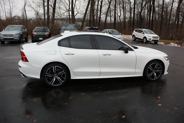 Certified 2022 Volvo S60 T8 R-Design image 2