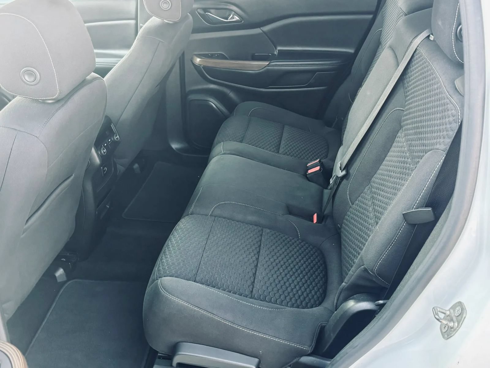 Used 2017 GMC Acadia SLE AWD/4WD image 16