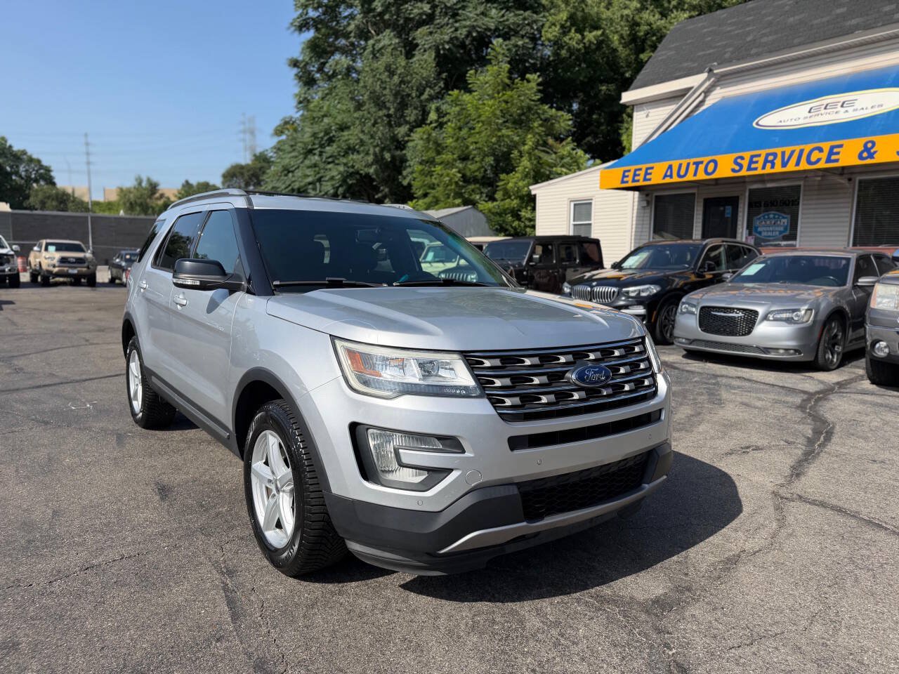 Used 2016 Ford Explorer XLT w/ Equipment Group 202A AWD/4WD image 2