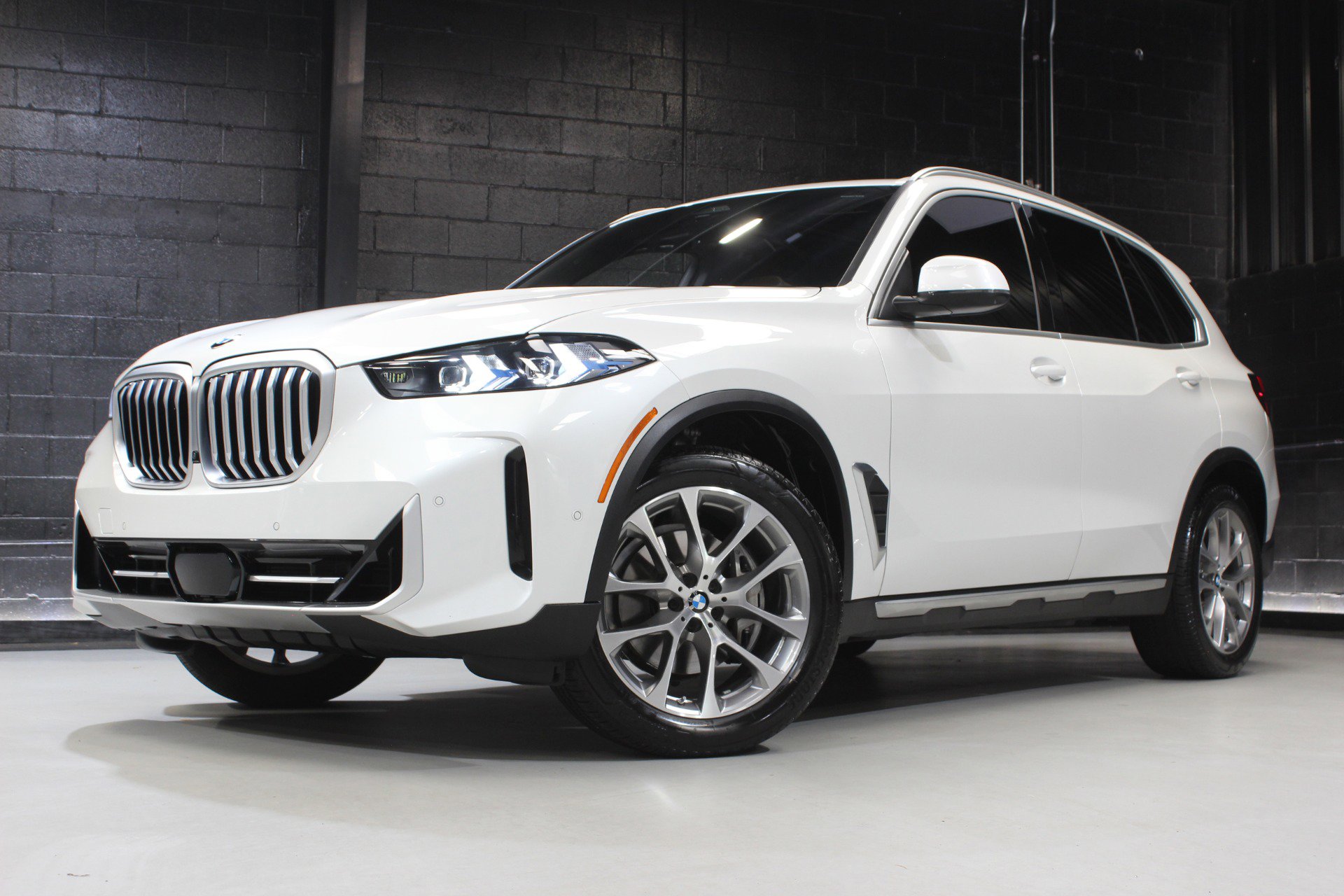 Used 2024 BMW X5 sDrive40i w/ Premium Package image 4