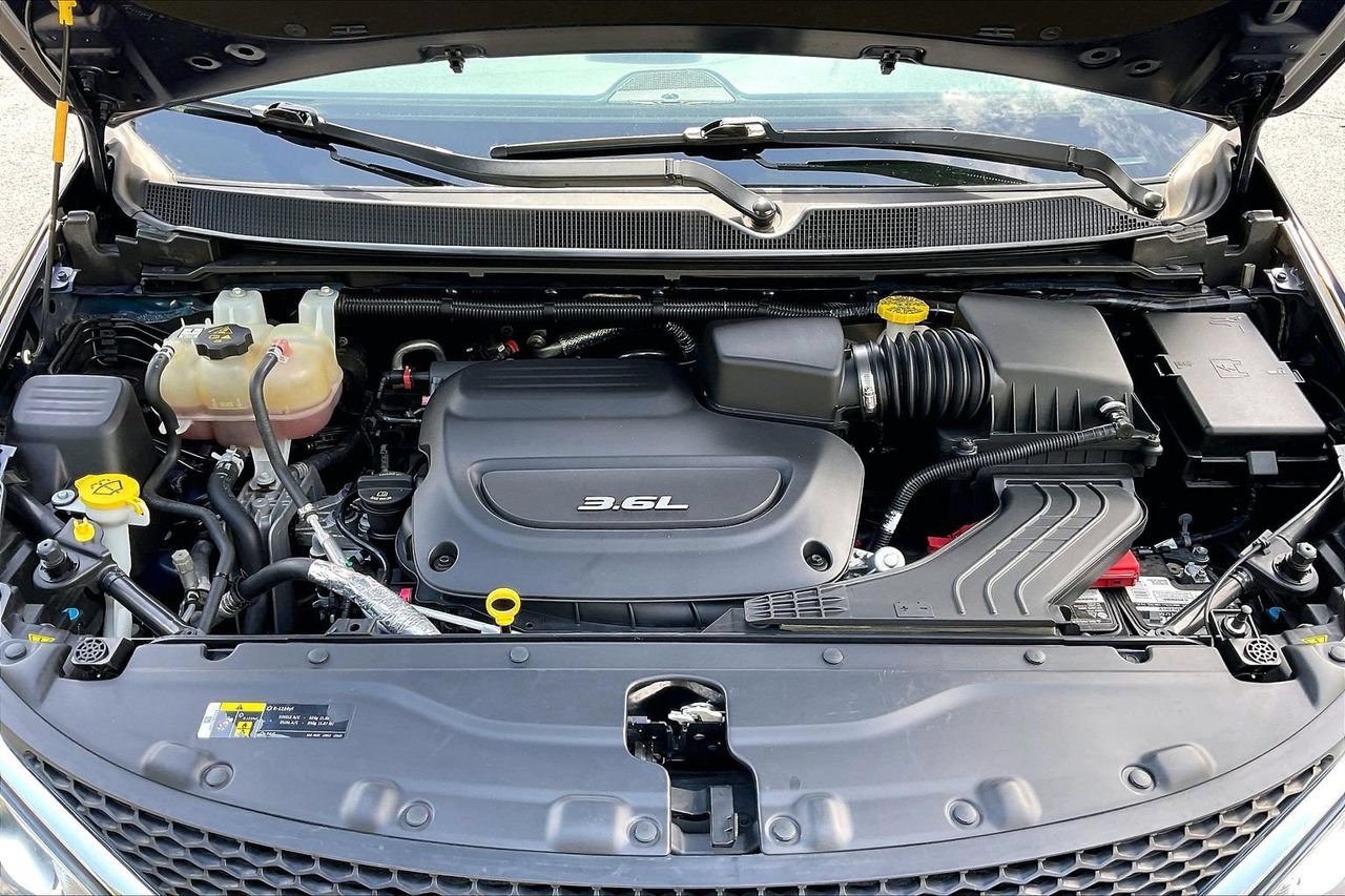 Certified 2018 Chrysler Pacifica Limited w/ Advanced Safetytec Group FWD image 39