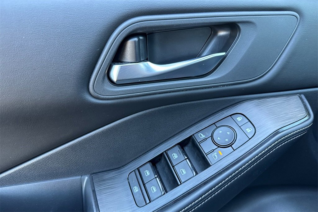 Used 2025 Nissan Rogue SV image 10