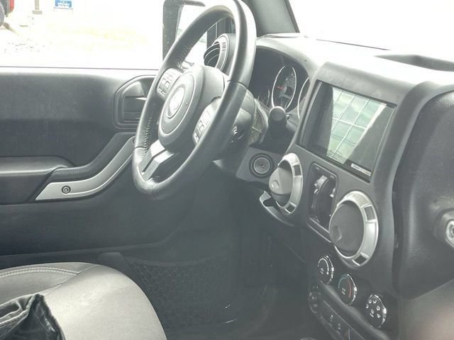 Used 2017 Jeep Wrangler Unlimited Sahara w/ Connectivity Group AWD/4WD image 9