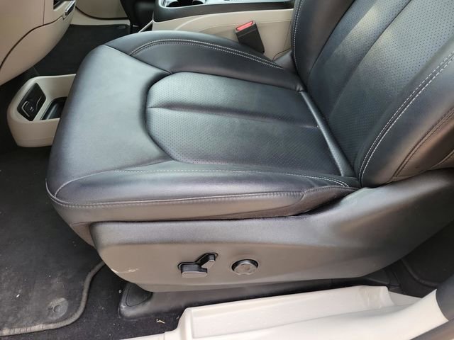 Used 2024 Chrysler Pacifica Touring-L image 10