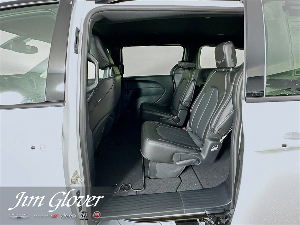 New 2026 Chrysler Pacifica Select w/ S Appearance Package image 13