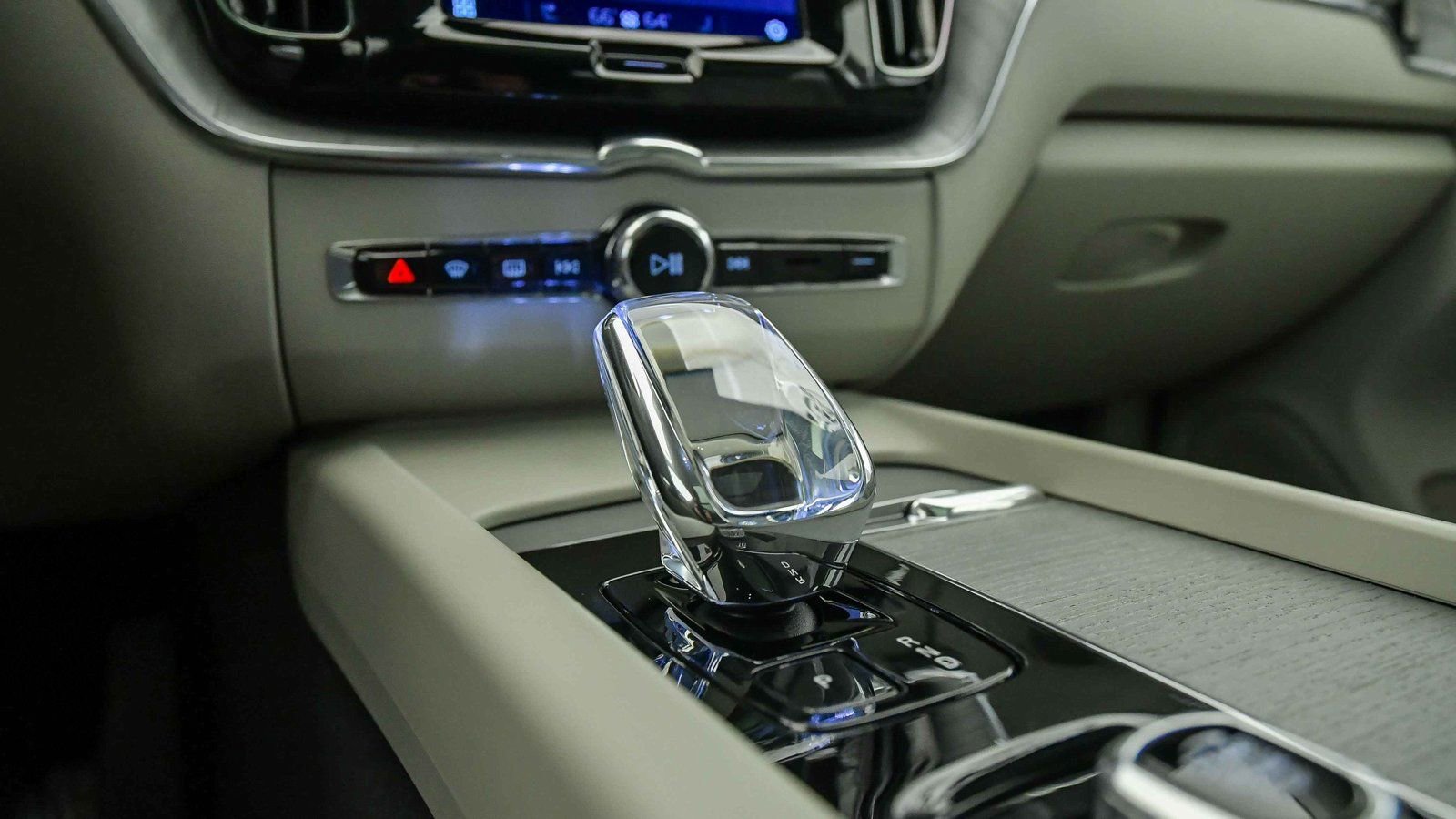 Certified 2025 Volvo XC60 B5 Ultra w/ Protection Package Premier image 25