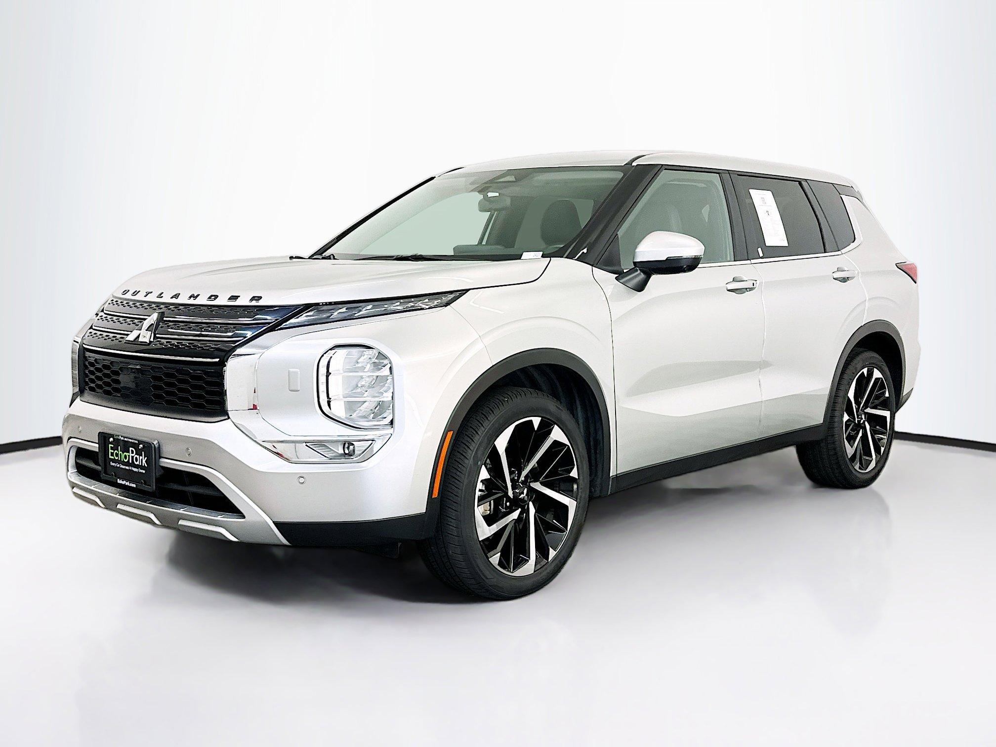 Used 2024 Mitsubishi Outlander SE Black Edition image 3