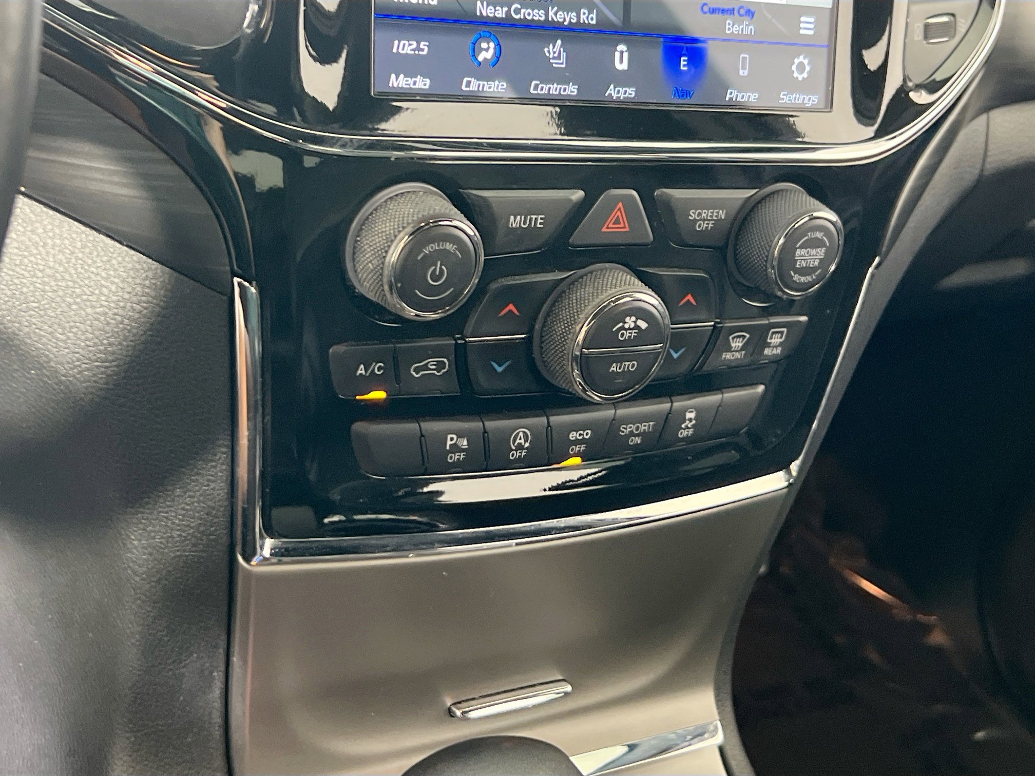 Used 2022 Jeep Grand Cherokee Laredo X image 16