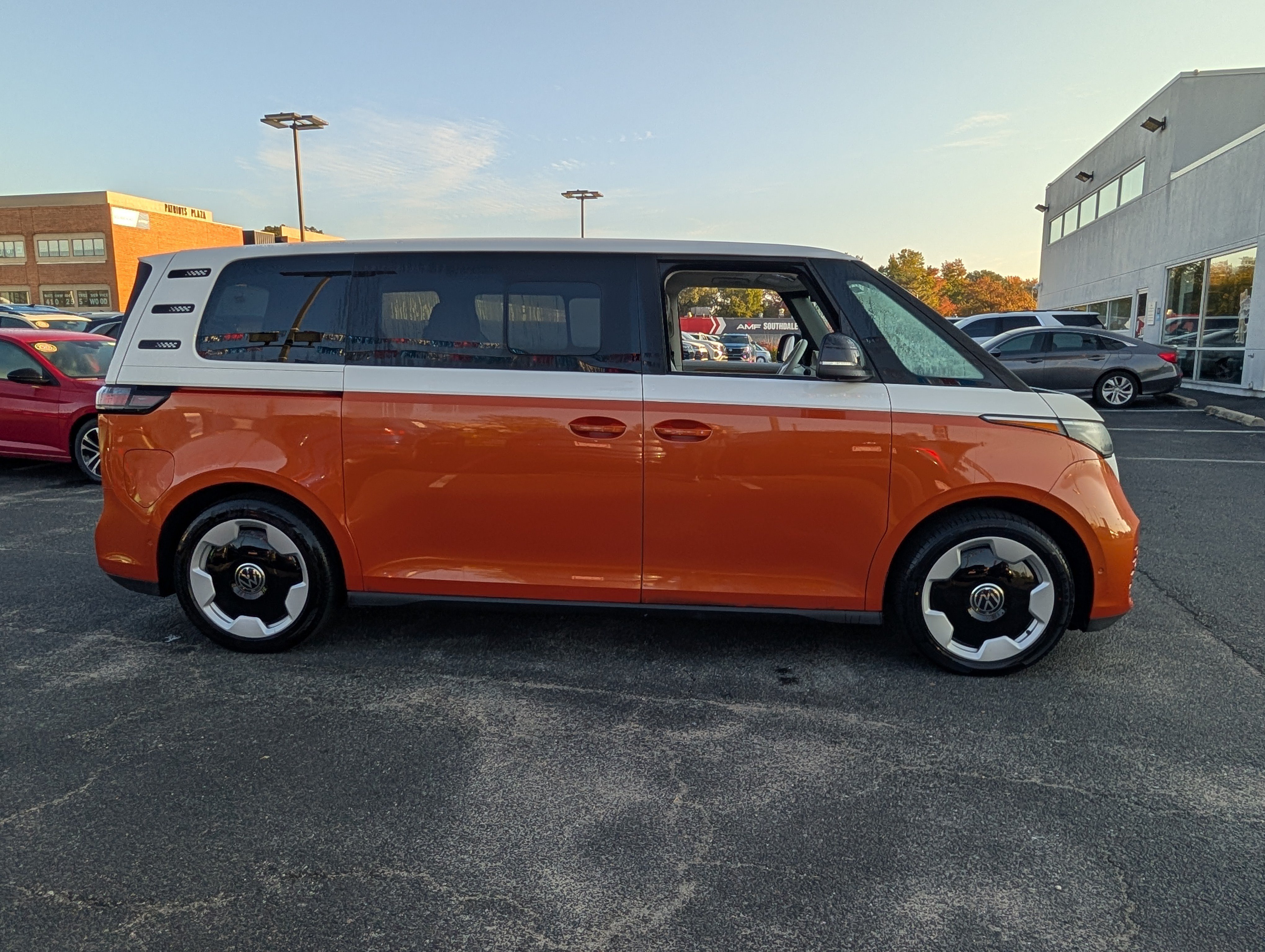 Used 2025 Volkswagen ID. Buzz Pro S Plus RWD image 2