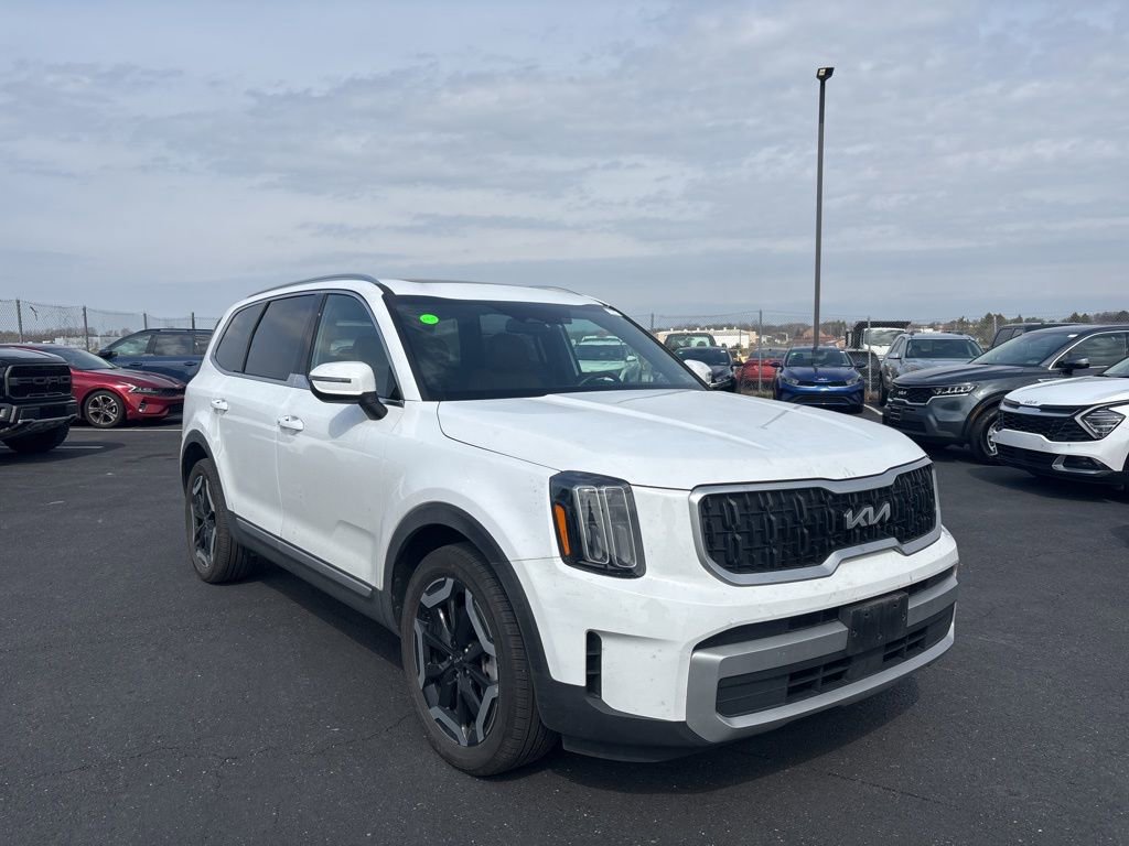 Used 2023 Kia Telluride EX w/ EX Captain's Chair Package image 1