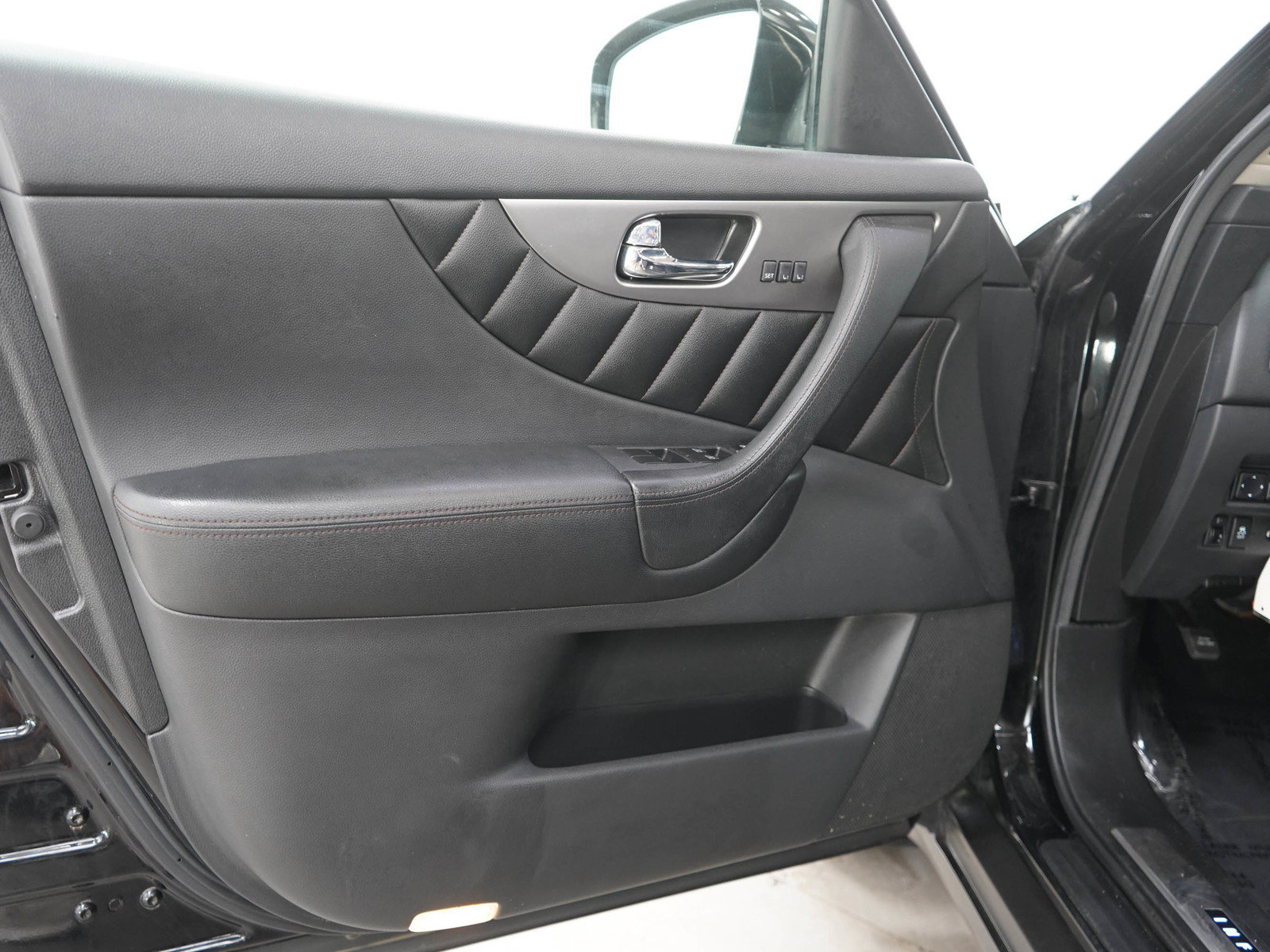 Used 2014 INFINITI QX70 AWD w/ Premium Package image 19