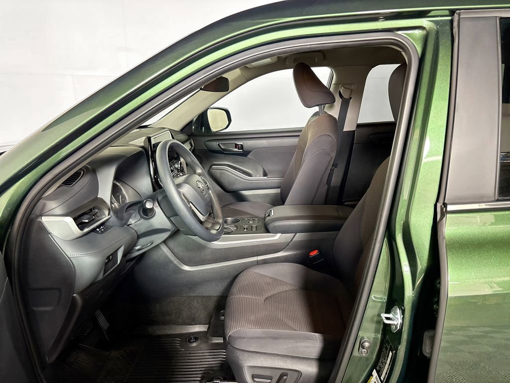 Used 2023 Toyota Highlander L image 11